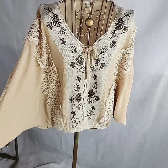 gimmicks Size M Lace & Embroidery Top - Picture 1 of 10